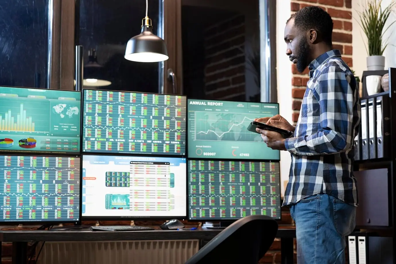 Аналитик ночью изучает тенденции рынка Форекс.