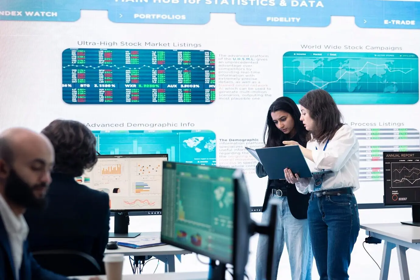 Профессиональная группа аффилированных специалистов по прогнозированию работает в комнате мониторинга.