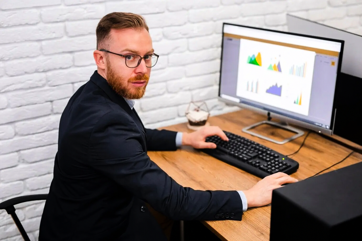 Collage de directores de producto y comerciales responsables de los márgenes en sesiones de planificación